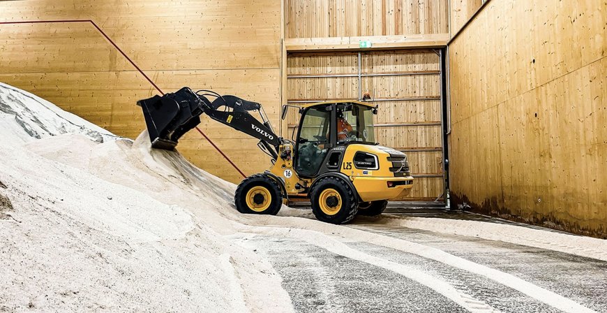 VOLVO L25 ELECTRIC GIVES WINTER THE COLD SHOULDER WITH ECO-FRIENDLY CITY CLEANING